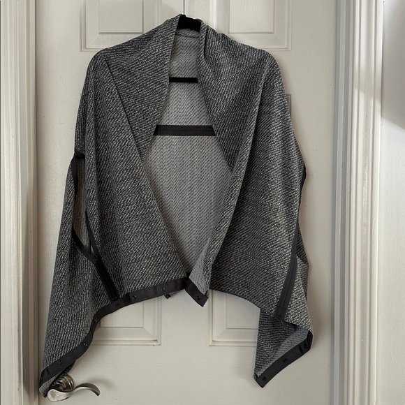 Lululemon Vinyasa Scarf Wrap gray white heathered color snap buttons one size - Picture 5 of 9